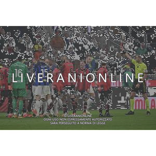 Milan vs Inter nella foto l\'arbitro Andrea Colombo di Como espelle Theo Hernandez (Milan) e Denzel Dumfries (Inter) per la rissa nei minuti finali Milano 22-04-2024 Stadio Giuseppe Meazza - San Siro Campionato Serie A TIM - 33a giornata foto Roberto Garavaglia/Agenzia Aldo Liverani sas / AGENZIA ALDO LIVERANI SAS