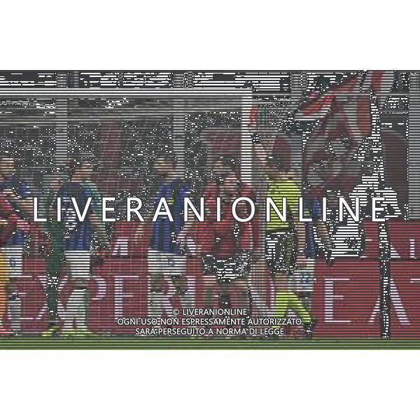 Milan vs Inter nella foto l\'arbitro Andrea Colombo di Como espelle Davide Calabria (Milan) Milano 22-04-2024 Stadio Giuseppe Meazza - San Siro Campionato Serie A TIM - 33a giornata foto Roberto Garavaglia/Agenzia Aldo Liverani sas / AGENZIA ALDO LIVERANI SAS