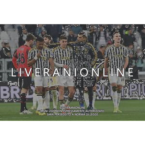 Torino 27.04.2024 Allianz Stadium @Alessandro Falzone/Ag. Aldo Liverani sas Juventus vs Milan Campionato Calcio Serie A TIM 2023/2024 34a giornata Nella foto: Delusione calciatori Juventus Mattia Perin consola i compagni a fine gara ©Falzone / AGENZIA ALDO LIVERANI SAS