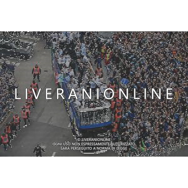 Inter vs Torino nella foto tifosi Inter salutano l’arrivo del bus prima dopo la partita all\'uscita da San Siro, Milano 28-04-2024 Stadio Giuseppe Meazza Campionato Serie A TIM - 34a giornata foto Tiziano Ballabio/Agenzia Aldo Liverani sas / AGENZIA ALDO LIVERANI SAS -FESTEGGIAMENTI INTER PER LA VITTORIA DEL 20mo SCUDETTO, PARATA DEI GIOCATORI IN CORTEO SUL PULLMAN SCOPERTO, PER LE VIE DI MILANO 28.04.2024