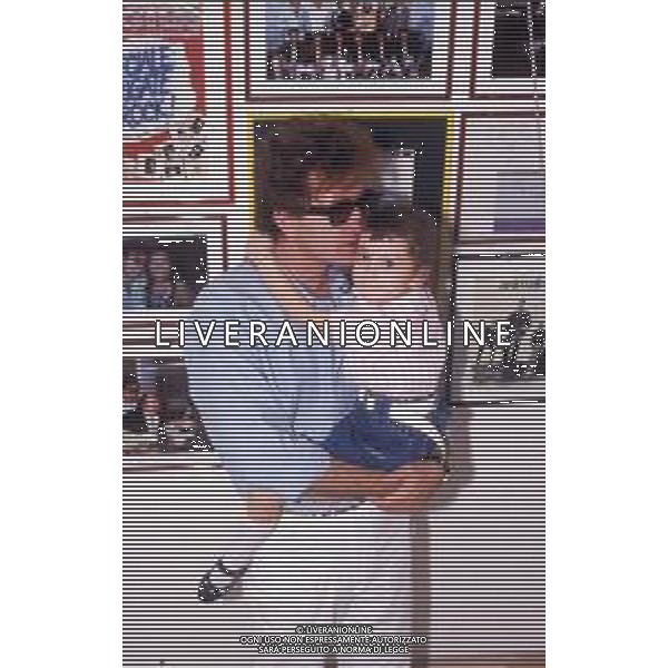 DIAP-RETROSPETTIVA RED RONNIE PSEUDONIMO GABRIELE ANSALONI-CRITICO MUSICALE GIORNATISTA PRESENTATORE TELEVISIVO E CONDUTTORE RADIOFONICO NELLA FOTO RED RONNIE CON LA FIGLIA JESSICA NELL\'ANNO 1986 AG ALDO LIVERANI SAS