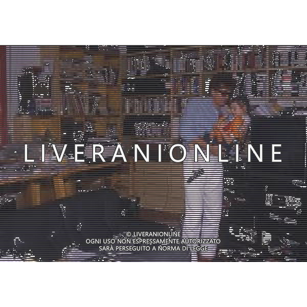 DIAP-RETROSPETTIVA RED RONNIE PSEUDONIMO GABRIELE ANSALONI-CRITICO MUSICALE GIORNATISTA PRESENTATORE TELEVISIVO E CONDUTTORE RADIOFONICO NELLA FOTO RED RONNIE CON LA FIGLIA JESSICA NELL\'ANNO 1986 AG ALDO LIVERANI SAS