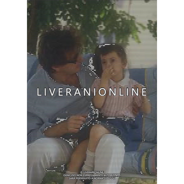 DIAP-RETROSPETTIVA RED RONNIE PSEUDONIMO GABRIELE ANSALONI-CRITICO MUSICALE GIORNATISTA PRESENTATORE TELEVISIVO E CONDUTTORE RADIOFONICO NELLA FOTO RED RONNIE CON LA FIGLIA JESSICA NELL\'ANNO 1986 AG ALDO LIVERANI SAS