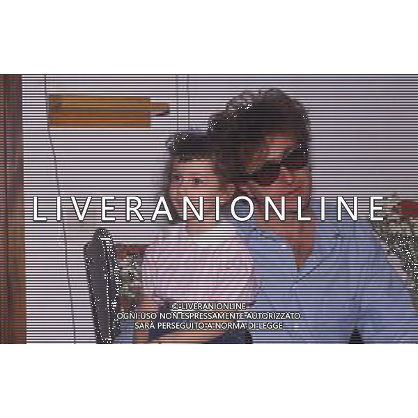 DIAP-RETROSPETTIVA RED RONNIE PSEUDONIMO GABRIELE ANSALONI-CRITICO MUSICALE GIORNATISTA PRESENTATORE TELEVISIVO E CONDUTTORE RADIOFONICO NELLA FOTO RED RONNIE CON LA FIGLIA JESSICA NELL\'ANNO 1986 AG ALDO LIVERANI SAS