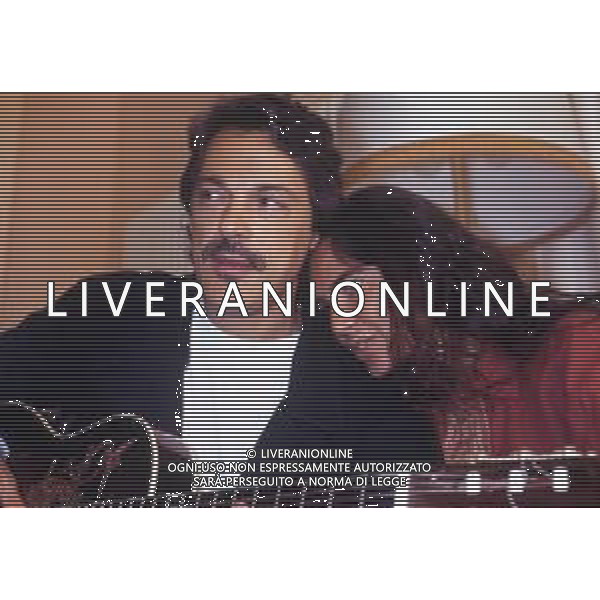 DIAP-RETROSPETTIVA TOQUINHO PSEUDONIMO ANTONIO PECCI FILHO CANTANTE-CHITARRISTA E CANTAUTORE BRASILIANO NELLA FOTO TOQUINHO NELL\'ANNO 1990 A SANREMO CON LA COMPAGNA MONICA AG ALDO LIVERANI SAS  