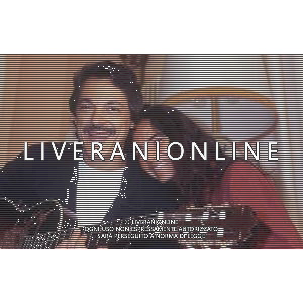 DIAP-RETROSPETTIVA TOQUINHO PSEUDONIMO ANTONIO PECCI FILHO CANTANTE-CHITARRISTA E CANTAUTORE BRASILIANO NELLA FOTO TOQUINHO NELL\'ANNO 1990 A SANREMO CON LA COMPAGNA MONICA AG ALDO LIVERANI SAS  