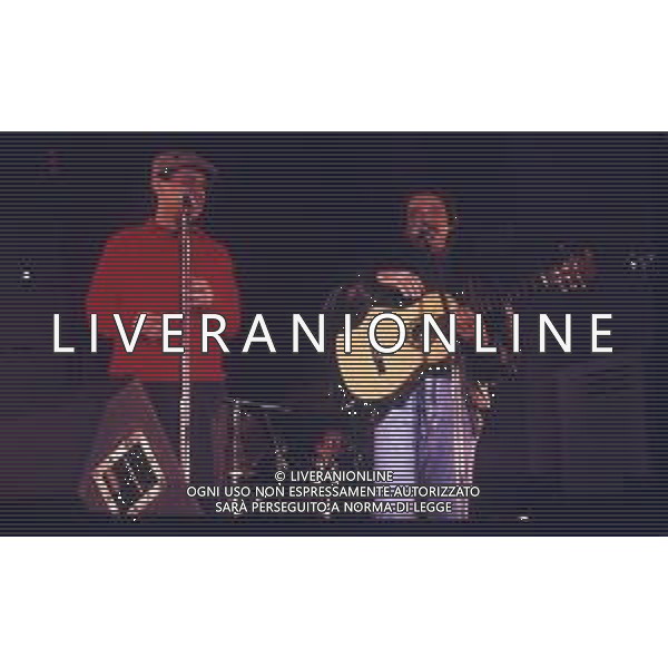 DIAP-RETROSPETTIVA TOQUINHO PSEUDONIMO ANTONIO PECCI FILHO CANTANTE-CHITARRISTA E CANTAUTORE BRASILIANO NELLA FOTO TOQUINHO NELL\'ANNO 1992 CON CHICO BUARQUE E DE HOLLANDE IN CONCERTO AG ALDO LIVERANI SAS