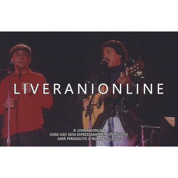 DIAP-RETROSPETTIVA TOQUINHO PSEUDONIMO ANTONIO PECCI FILHO CANTANTE-CHITARRISTA E CANTAUTORE BRASILIANO NELLA FOTO TOQUINHO NELL\'ANNO 1992 CON CHICO BUARQUE E DE HOLLANDE IN CONCERTO AG ALDO LIVERANI SAS