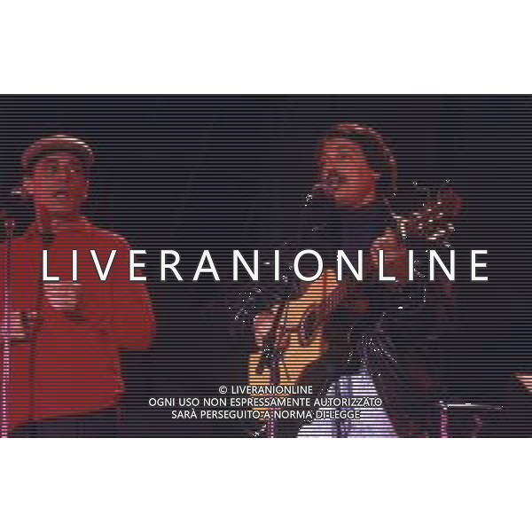 DIAP-RETROSPETTIVA TOQUINHO PSEUDONIMO ANTONIO PECCI FILHO CANTANTE-CHITARRISTA E CANTAUTORE BRASILIANO NELLA FOTO TOQUINHO NELL\'ANNO 1992 CON CHICO BUARQUE E DE HOLLANDE IN CONCERTO AG ALDO LIVERANI SAS 