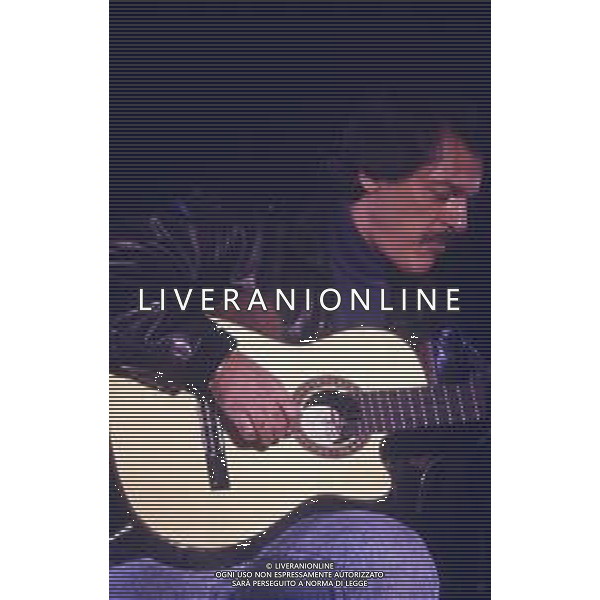 DIAP-RETROSPETTIVA TOQUINHO PSEUDONIMO ANTONIO PECCI FILHO CANTANTE-CHITARRISTA E CANTAUTORE BRASILIANO NELLA FOTO TOQUINHO NELL\'ANNO 1992 A MILANO AG ALDO LIVERANI SAS 