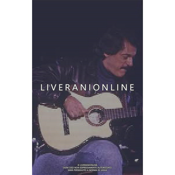 DIAP-RETROSPETTIVA TOQUINHO PSEUDONIMO ANTONIO PECCI FILHO CANTANTE-CHITARRISTA E CANTAUTORE BRASILIANO NELLA FOTO TOQUINHO NELL\'ANNO 1992 A MILANO AG ALDO LIVERANI SAS 