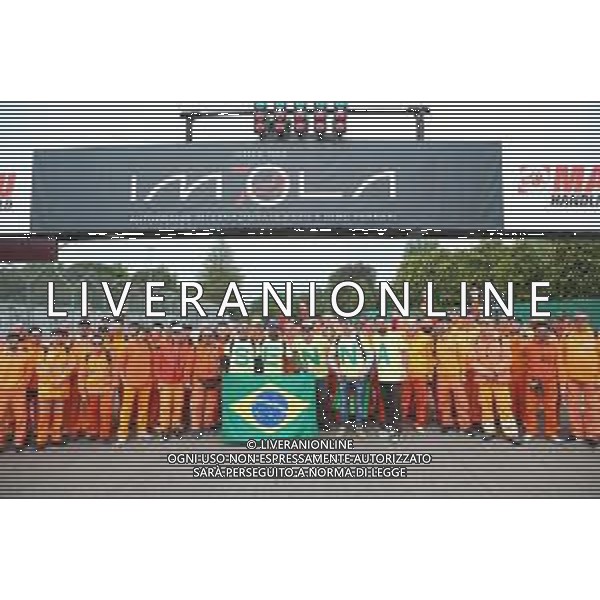 IMOLA 01 05 2024 AUTODROMO ENZO E DINO FERRARI 30∞ ANNIVERSARIO DALLA MORTE DI AYRTON SENNA PILOTA FORMULA 1 A IMOLA NELLA FOTO SEGNALATORI DELL\'AUTODROMO CON I TIFOSI DI SENNA ©SANNA / AGENZIA ALDO LIVERANI SAS