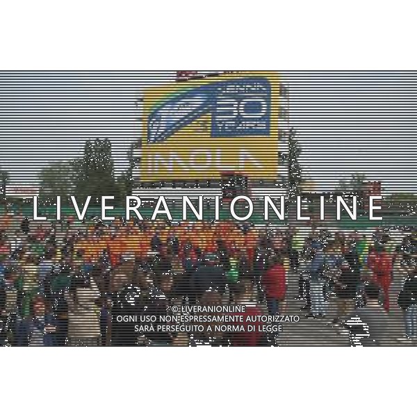 IMOLA 01 05 2024 AUTODROMO ENZO E DINO FERRARI 30∞ ANNIVERSARIO DALLA MORTE DI AYRTON SENNA PILOTA FORMULA 1 A IMOLA NELLA FOTO GIAN CARLO MINARDI E I TIFOSI DI SENNA ©SANNA / AGENZIA ALDO LIVERANI SAS