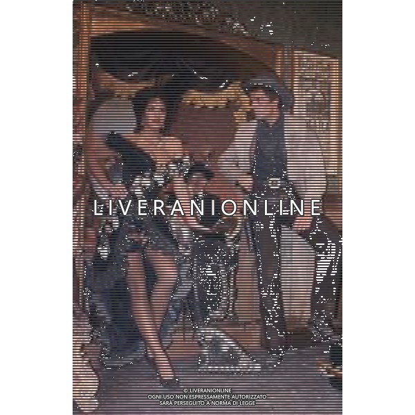 DIAP-RETROSPETTIVA GIULIANO GEMMA ATTORE NELLA FOTO GIULIANO GEMMA CON LICINIA LENTINI SUL SET DEL FILM“ SELLA D\'ARGENTO“NELL\'ANNO 1978 AG ALDO LIVERANI SAS