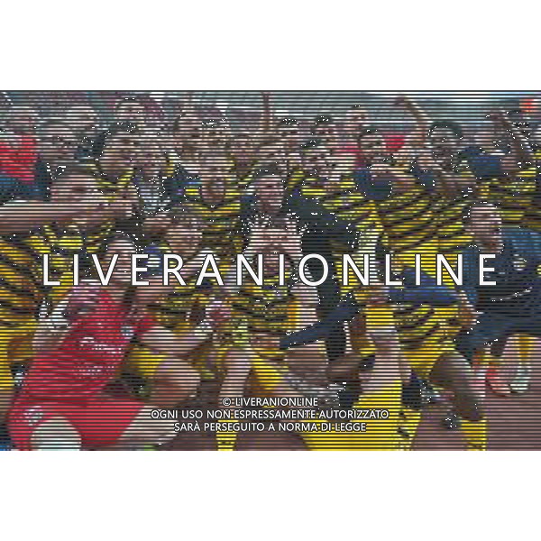 Players of Parma Calcio celebrates the victory during the Italian Serie B match SSC Bari vs Parma on May 01, 2024 at the San Nicola stadium in Bari, Italy. Photo by Emmanuele Mastrodonato/agenzia Aldo Liverani sas/ AGENZIA ALDO LIVERANI SAS