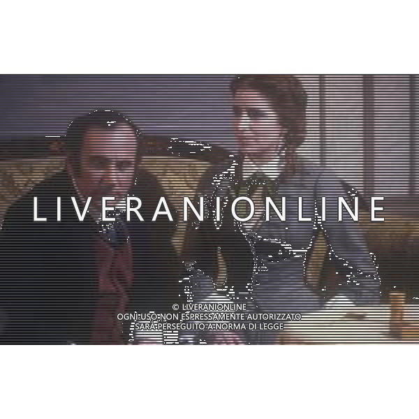 DIAP-RETROSPETTIVA LINO TROISI ATTORE NELLA FOTO LINO TROISI CON ANNA MARIA GHERARDI NELLA MINISERIE TELEVISIVA “LA DONNA IN BIANCO " NELL\'ANNO 1980 AG ALDO LIVERANI SAS 