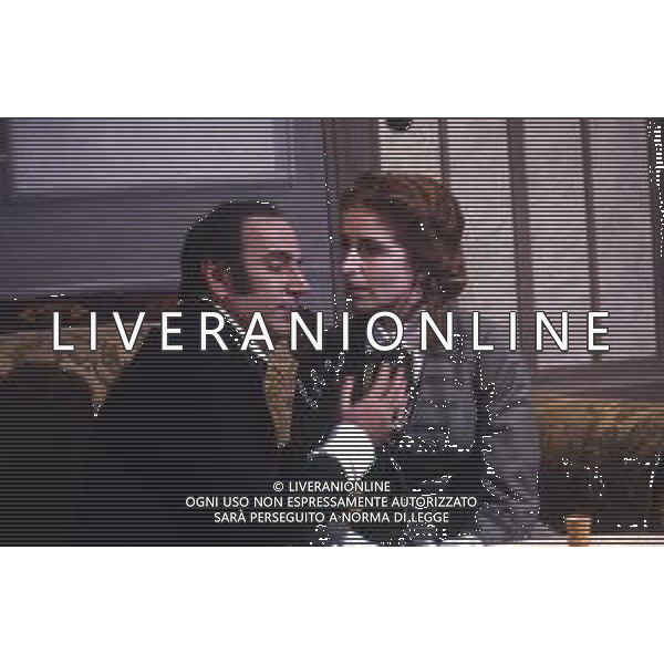 DIAP-RETROSPETTIVA LINO TROISI ATTORE NELLA FOTO LINO TROISI CON ANNA MARIA GHERARDI NELLA MINISERIE TELEVISIVA “LA DONNA IN BIANCO " NELL\'ANNO 1980 AG ALDO LIVERANI SAS 