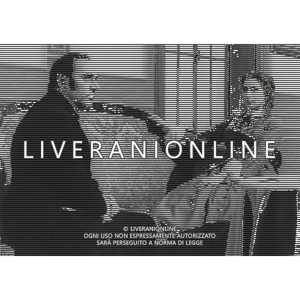 DIAP-RETROSPETTIVA LINO TROISI ATTORE NELLA FOTO LINO TROISI CON ANNA MARIA GHERARDI NELLA MINISERIE TELEVISIVA “LA DONNA IN BIANCO " NELL\'ANNO 1980 AG ALDO LIVERANI SAS 