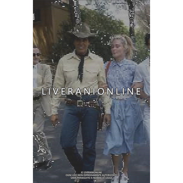 DIAP-RETROSPETTIVA GIULIANO GEMMA ATTORE NELLA FOTO GIULIANO GEMMA CON ISABELLA RUSSINOVA SUL SET DEL FILM “TEX“ A ROMA NELL\'ANNO 1985 AG ALDO LIVERANI SAS 