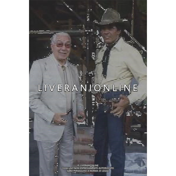 DIAP-RETROSPETTIVA GIULIANO GEMMA ATTORE NELLA FOTO GIULIANO GEMMA CON SERGIO BONELLI SUL SET DEL FILM “TEX“ A ROMA NELL\'ANNO 1985 AG ALDO LIVERANI SAS 