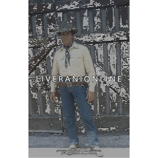 DIAP-RETROSPETTIVA GIULIANO GEMMA ATTORE NELLA FOTO GIULIANO GEMMA SUL SET DEL FILM “TEX“ A ROMA NELL\'ANNO 1985 AG ALDO LIVERANI SAS 