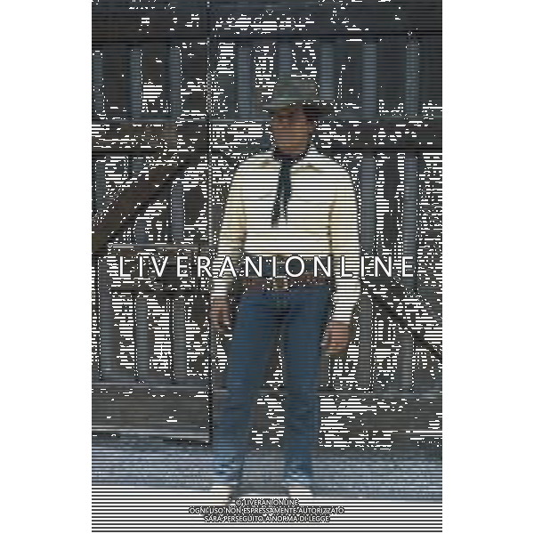 DIAP-RETROSPETTIVA GIULIANO GEMMA ATTORE NELLA FOTO GIULIANO GEMMA SUL SET DEL FILM “TEX“ A ROMA NELL\'ANNO 1985 AG ALDO LIVERANI SAS 