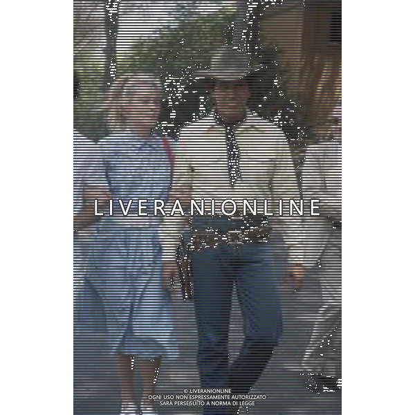 DIAP-RETROSPETTIVA GIULIANO GEMMA ATTORE NELLA FOTO GIULIANO GEMMA CON ISABELLA RUSSINOVA SUL SET DEL FILM “TEX“ A ROMA NELL\'ANNO 1985 AG ALDO LIVERANI SAS 