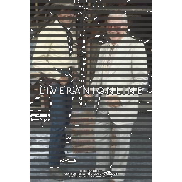 DIAP-RETROSPETTIVA GIULIANO GEMMA ATTORE NELLA FOTO GIULIANO GEMMA CON SERGIO BONELLI SUL SET DEL FILM “TEX“ A ROMA NELL\'ANNO 1985 AG ALDO LIVERANI SAS 