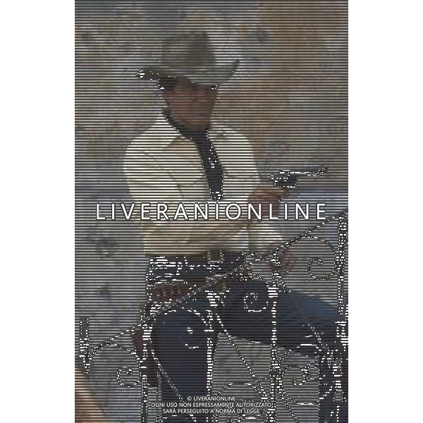 DIAP-RETROSPETTIVA GIULIANO GEMMA ATTORE NELLA FOTO GIULIANO GEMMA SUL SET DEL FILM “TEX“ A ROMA NELL\'ANNO 1985 AG ALDO LIVERANI SAS 