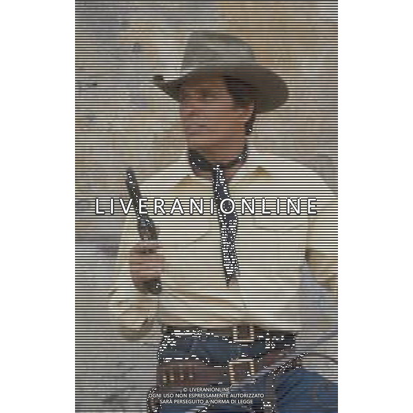 DIAP-RETROSPETTIVA GIULIANO GEMMA ATTORE NELLA FOTO GIULIANO GEMMA SUL SET DEL FILM “TEX“ A ROMA NELL\'ANNO 1985 AG ALDO LIVERANI SAS 