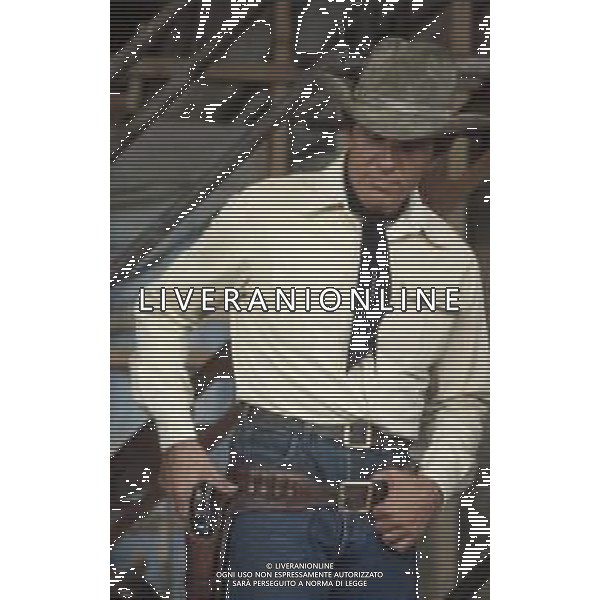 DIAP-RETROSPETTIVA GIULIANO GEMMA ATTORE NELLA FOTO GIULIANO GEMMA SUL SET DEL FILM “TEX“ A ROMA NELL\'ANNO 1985 AG ALDO LIVERANI SAS 