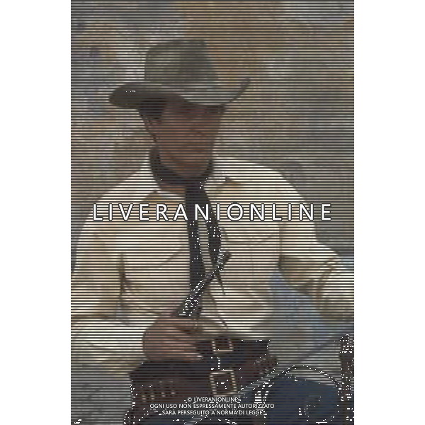 DIAP-RETROSPETTIVA GIULIANO GEMMA ATTORE NELLA FOTO GIULIANO GEMMA SUL SET DEL FILM “TEX“ A ROMA NELL\'ANNO 1985 AG ALDO LIVERANI SAS 