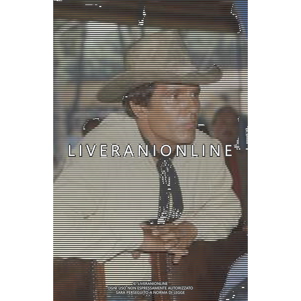 DIAP-RETROSPETTIVA GIULIANO GEMMA ATTORE NELLA FOTO GIULIANO GEMMA SUL SET DEL FILM “TEX“ A ROMA NELL\'ANNO 1985 AG ALDO LIVERANI SAS 