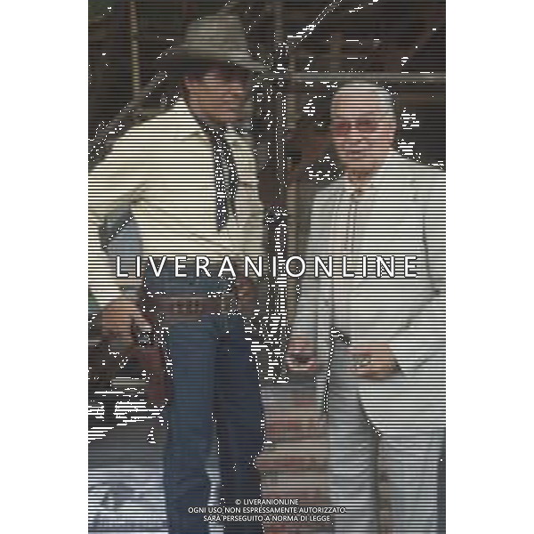 DIAP-RETROSPETTIVA GIULIANO GEMMA ATTORE NELLA FOTO GIULIANO GEMMA CON SERGIO BONELLI SUL SET DEL FILM “TEX“ A ROMA NELL\'ANNO 1985 AG ALDO LIVERANI SAS 