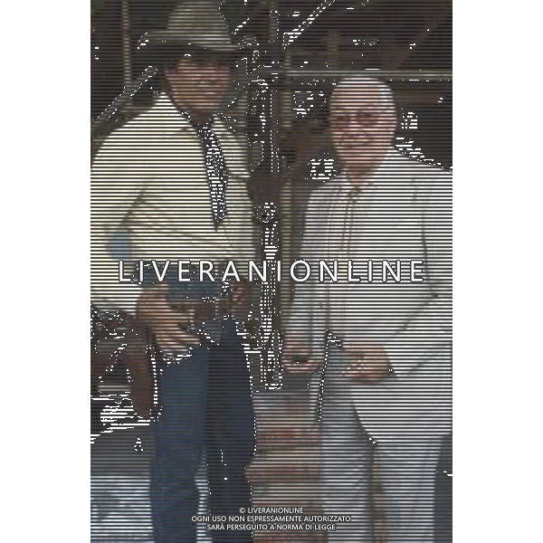 DIAP-RETROSPETTIVA GIULIANO GEMMA ATTORE NELLA FOTO GIULIANO GEMMA CON SERGIO BONELLI SUL SET DEL FILM “TEX“ A ROMA NELL\'ANNO 1985 AG ALDO LIVERANI SAS 