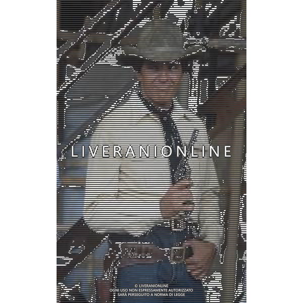 DIAP-RETROSPETTIVA GIULIANO GEMMA ATTORE NELLA FOTO GIULIANO GEMMA SUL SET DEL FILM “TEX“ A ROMA NELL\'ANNO 1985 AG ALDO LIVERANI SAS 