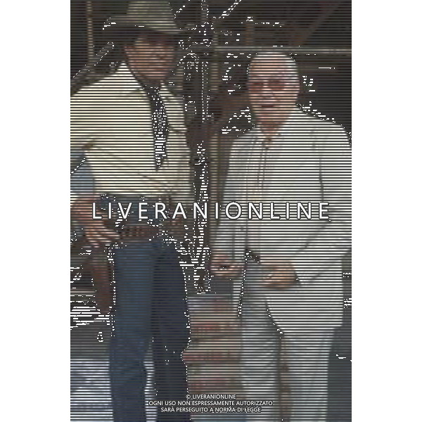 DIAP-RETROSPETTIVA GIULIANO GEMMA ATTORE NELLA FOTO GIULIANO GEMMA CON SERGIO BONELLI SUL SET DEL FILM “TEX“ A ROMA NELL\'ANNO 1985 AG ALDO LIVERANI SAS 
