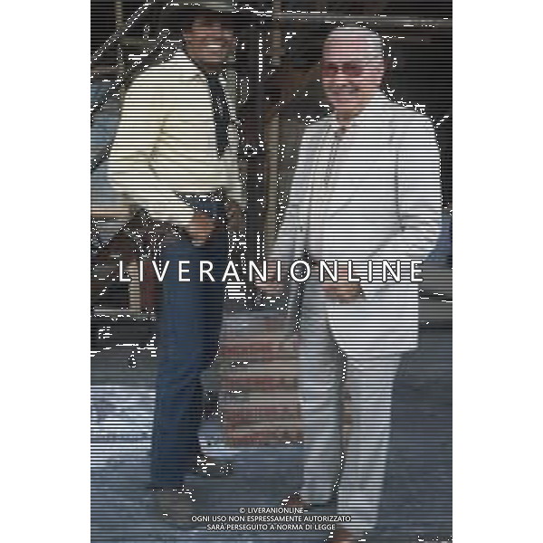 DIAP-RETROSPETTIVA GIULIANO GEMMA ATTORE NELLA FOTO GIULIANO GEMMA CON SERGIO BONELLI SUL SET DEL FILM “TEX“ A ROMA NELL\'ANNO 1985 AG ALDO LIVERANI SAS 