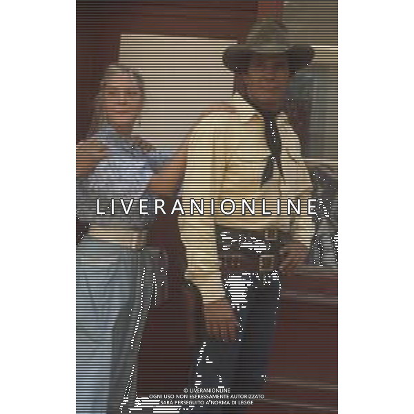 DIAP-RETROSPETTIVA GIULIANO GEMMA ATTORE NELLA FOTO GIULIANO GEMMA CON ISABELLA RUSSINOVA SUL SET DEL FILM “TEX“ A ROMA NELL\'ANNO 1985 AG ALDO LIVERANI SAS 