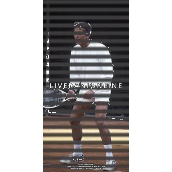COL-RETROSPETTIVA GIULIANO GEMMA ATTORE NELLA FOTO GIULIANO GEMMA GIOCA A TENNIS A ROMA NELL\'ANNO 1986 AG ALDO LIVERANI SAS 