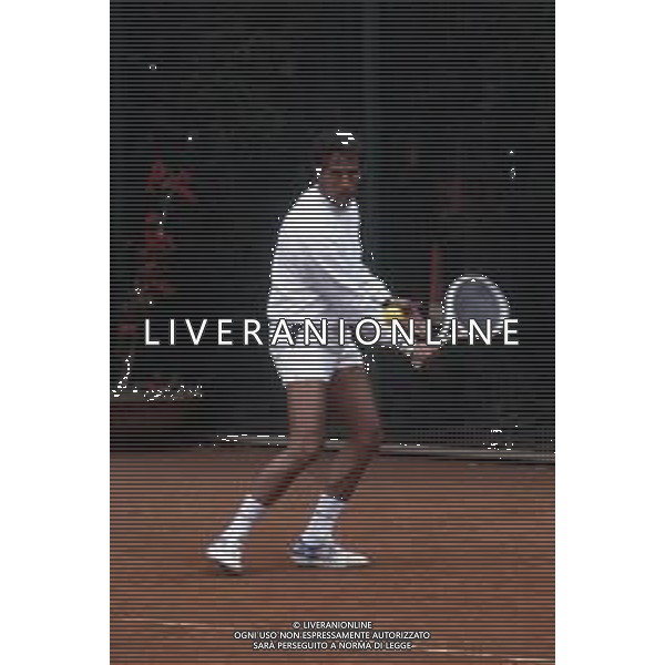 COL-RETROSPETTIVA GIULIANO GEMMA ATTORE NELLA FOTO GIULIANO GEMMA GIOCA A TENNIS A ROMA NELL\'ANNO 1986 AG ALDO LIVERANI SAS 