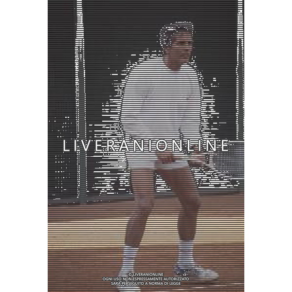 COL-RETROSPETTIVA GIULIANO GEMMA ATTORE NELLA FOTO GIULIANO GEMMA GIOCA A TENNIS A ROMA NELL\'ANNO 1986 AG ALDO LIVERANI SAS 