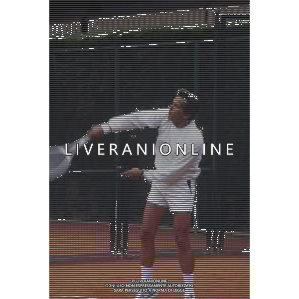 COL-RETROSPETTIVA GIULIANO GEMMA ATTORE NELLA FOTO GIULIANO GEMMA GIOCA A TENNIS A ROMA NELL\'ANNO 1986 AG ALDO LIVERANI SAS 