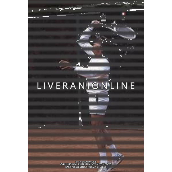 COL-RETROSPETTIVA GIULIANO GEMMA ATTORE NELLA FOTO GIULIANO GEMMA GIOCA A TENNIS A ROMA NELL\'ANNO 1986 AG ALDO LIVERANI SAS 