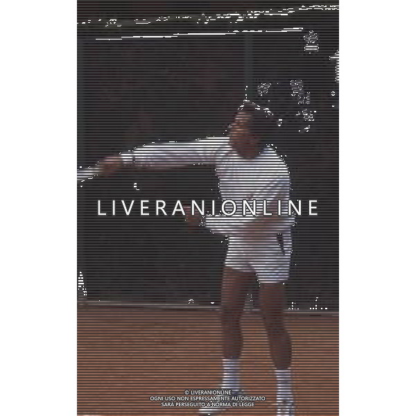 COL-RETROSPETTIVA GIULIANO GEMMA ATTORE NELLA FOTO GIULIANO GEMMA GIOCA A TENNIS A ROMA NELL\'ANNO 1986 AG ALDO LIVERANI SAS 