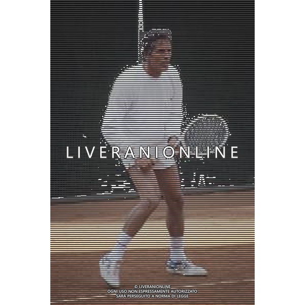 COL-RETROSPETTIVA GIULIANO GEMMA ATTORE NELLA FOTO GIULIANO GEMMA GIOCA A TENNIS A ROMA NELL\'ANNO 1986 AG ALDO LIVERANI SAS 