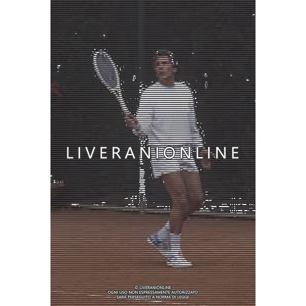 COL-RETROSPETTIVA GIULIANO GEMMA ATTORE NELLA FOTO GIULIANO GEMMA GIOCA A TENNIS A ROMA NELL\'ANNO 1986 AG ALDO LIVERANI SAS 