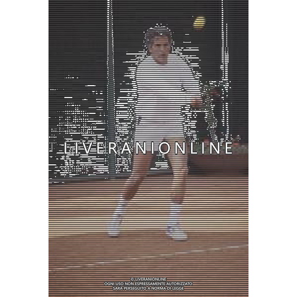 COL-RETROSPETTIVA GIULIANO GEMMA ATTORE NELLA FOTO GIULIANO GEMMA GIOCA A TENNIS A ROMA NELL\'ANNO 1986 AG ALDO LIVERANI SAS 