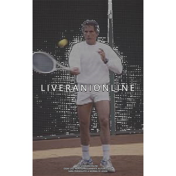 COL-RETROSPETTIVA GIULIANO GEMMA ATTORE NELLA FOTO GIULIANO GEMMA GIOCA A TENNIS A ROMA NELL\'ANNO 1986 AG ALDO LIVERANI SAS 
