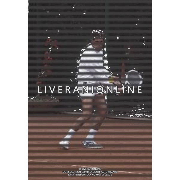 COL-RETROSPETTIVA GIULIANO GEMMA ATTORE NELLA FOTO GIULIANO GEMMA GIOCA A TENNIS A ROMA NELL\'ANNO 1986 AG ALDO LIVERANI SAS 